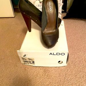 Olive green wooden 4inch heel pumps. Very seductive and sexy.
